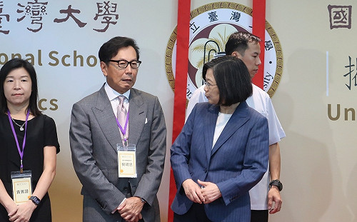 出席台大政經學院 蔡英文提她與蔡明忠：成績好壞有無上課都不重要、成就較重要 