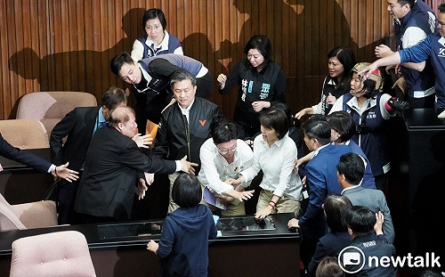 快訊》郭國文一舉搶下提案資料 周萬來錯愕 院會再陷僵局 