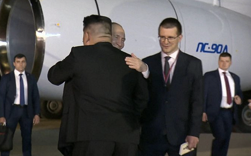 影）普丁凌晨飛抵北韓訪問 金正恩親自接機送上擁抱