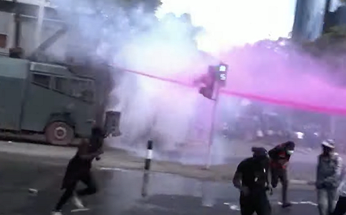 影）肯亞抗議衝國會！警方開槍、丟催淚彈 流血衝突已5死