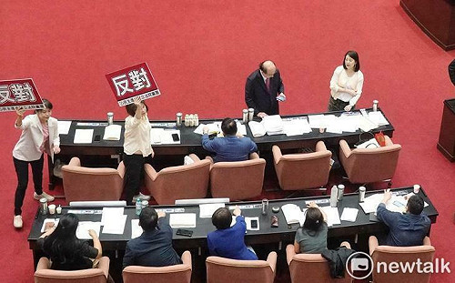 立法院上午議事空轉 民眾黨狂退綠委「立委赴中納管」11案 