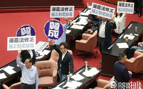 藍白聯手選罷法逕付二讀 黃珊珊嗆綠：執政者不想改革 混淆是非 