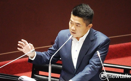 (影) 烏日區里長疑干擾反罷免顏寬恆 網友批:先檢舉未戴安全帽「有特權?」