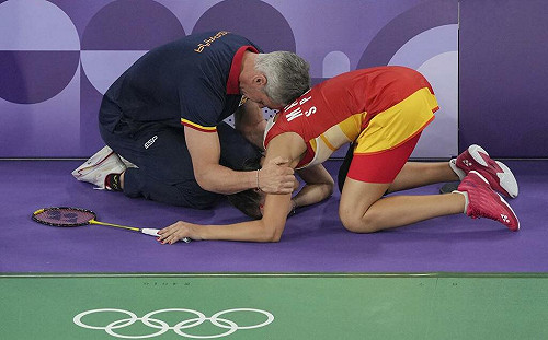 巴黎奧運》膝蓋再受傷無緣金牌戰 「前球后」馬琳跪地痛哭