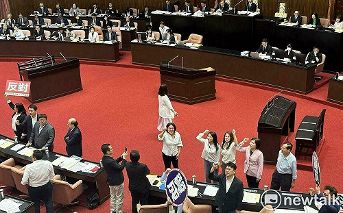 藍白狂砍！數發部業務費剩1元  律師：一頁式詐騙幾乎絕跡  誰說沒做事？