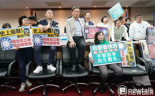 直擊》排審選罷法衝突山雨欲來 民進黨團一早甲動佔領主席台