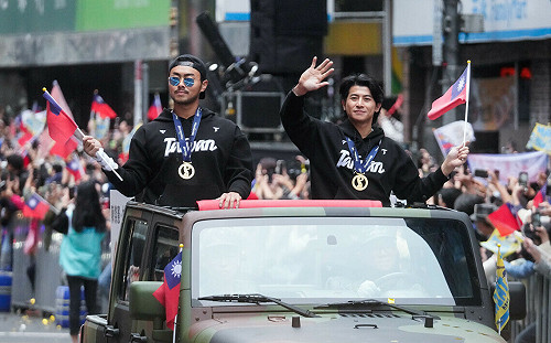 高規格！ 台灣英雄大遊行  教練、球員「英雄谷」迎接歡呼