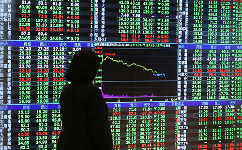 台股盤中重挫400點！國泰投信副總兩點觀察：應不必過度擔憂