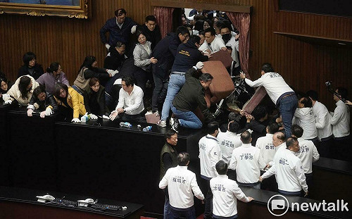 快訊》(影)韓國瑜已到議場後休息室  藍綠進入主席台攻奪戰