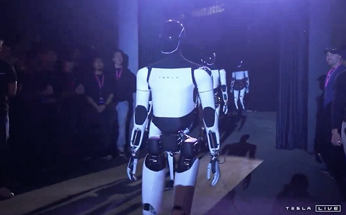 新平台2025年問世 輝達：機器人的ChatGPT時刻到來