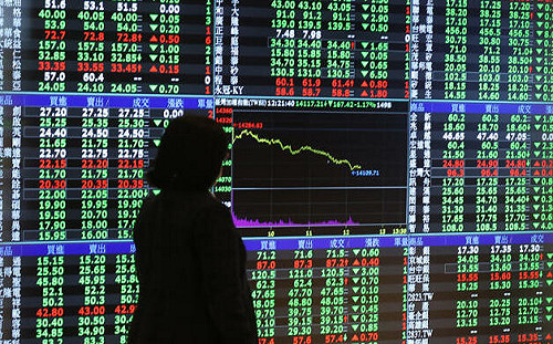 台股綠油油！收盤重摔逾900點 3檔高息ETF成資金避風港