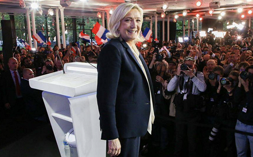 (影) 不服被剝奪選總統權力! 法右翼領導者勒龐上訴 支持者聚集唱國歌