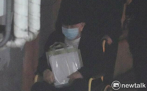 律師稱沈慶京手銬腳鐐重達20公斤？法官：不可對國家機關這樣指控