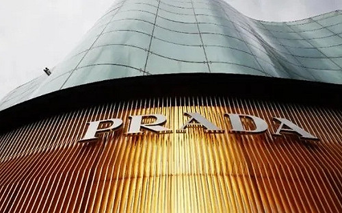 合力對抗LVMH! Prada花440億併購Versace 壟斷義大利奢侈品牌