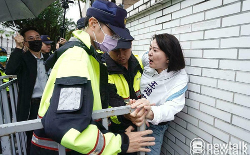 （影）朱立倫再現身北檢聲援黃呂 警管制阻擋進場聽判決