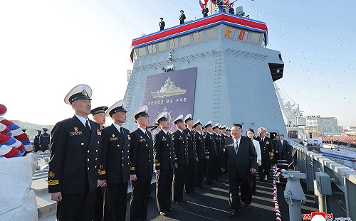 金正恩攜愛女金朱愛出席「崔賢號」下水儀式 誇口配備「最強大的武器」