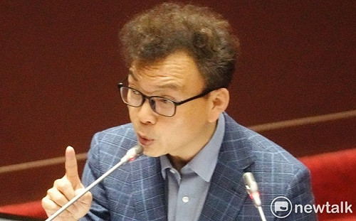 牛頭不對馬嘴？！四叉貓爆料鄭正鈐出國期間報帳台灣餐費 竟獲回應「知名餐廳」