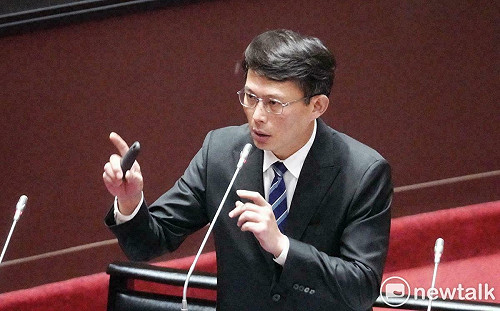 屏檢率隊訪涉弊力暘能源旗下案場　黃國昌酸：跟綠色權貴示好？ 