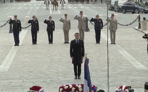 (影) 巴黎盛大舉行二戰勝利紀念活動，馬克宏向戴高樂獻花