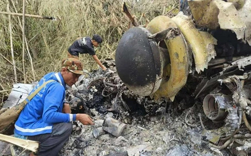 緬軍戰鬥直升機遭擊毀! 克欽獨立軍在現場發現大量遺體與焚毀武器