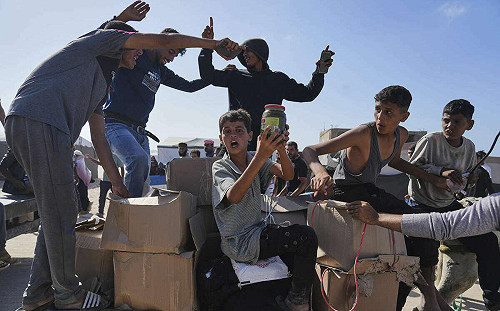 影)加薩糧食分發中心暴發動亂!人群搶糧釀踩踏  更傳以色列軍方鳴槍