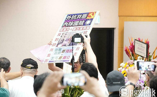 黨外在野大聯盟今成立 男子鬧場喊「舔共大聯盟一路好走」 