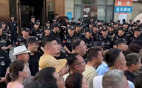 (影) 山東樹拍易購暴雷! 投資人與鎮報警激烈衝突 負責人遭控制