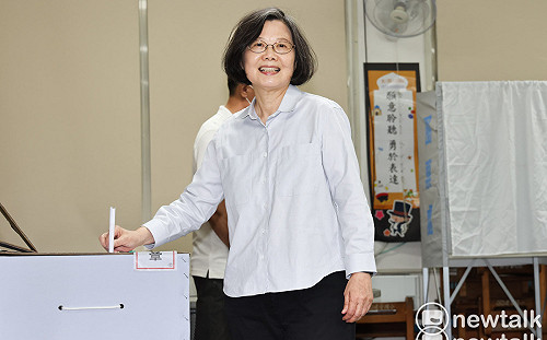 蔡英文完成罷免案投票！摸狗、簽名樣樣來 民眾喊：看起來好年輕