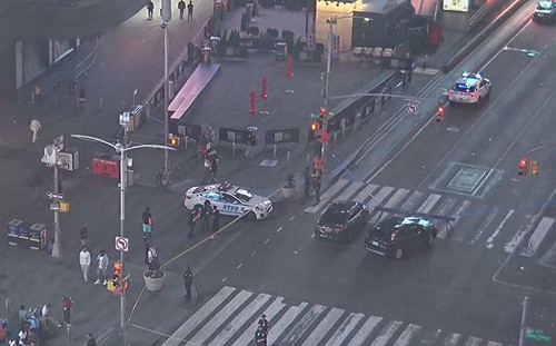 紐約時報廣場驚傳槍響、3人中彈！遊客尖叫逃竄 17歲槍手被逮