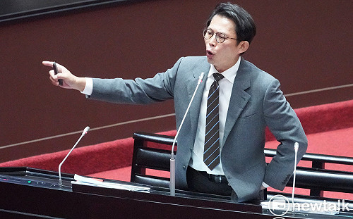 卓榮泰為將凍結誤說「刪除」道歉 黃國昌:賞民進黨降智操作一巴掌
