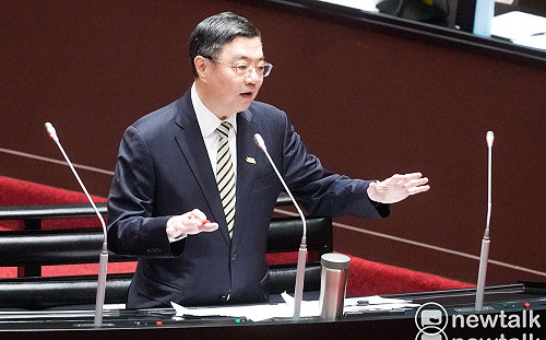 卓榮泰稱「何欣純有實力打敗國民黨主席」 江啟臣聽了繼續滑手機