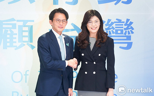 (影)「鄭黃會」登場　鄭麗文贈陶瓷圓盤、黃國昌送水泥基底鎢絲燈