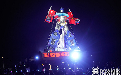 AIT首參與台北燈節　花博10米變形金剛主燈點亮