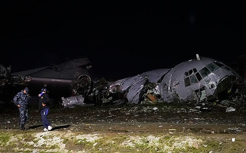 運鈔機墜毀、民眾狂搶錢！ 玻利維亞央行喊無效：估約6,200萬美元要銷毀