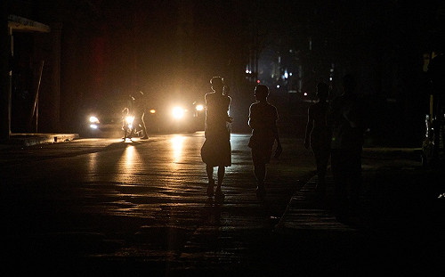 古巴全國電網崩潰、首都一片黑  能源短缺加劇民生與交通衝擊