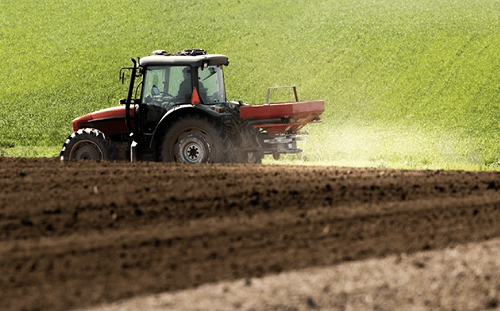 不只油氣大漲 伊朗戰事也讓農民傷腦筋  外媒：尿素與氨肥各漲50%、20%