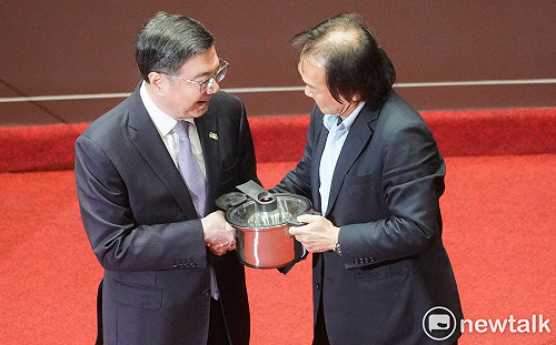 王世堅送卓榮泰「壓力鍋」 籲政府堅定執行死刑：9成3民意就是社會共識 