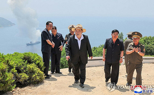曾傾覆受創！北韓5000噸級「姜健」號試射巡弋飛彈  金正恩下令2個月內強行成軍