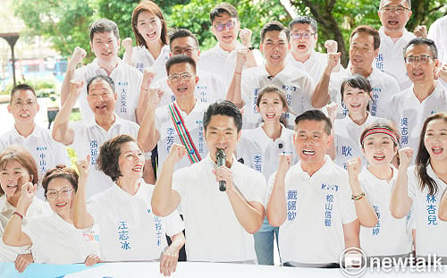 蔣萬安陪33藍小雞登記、細數政績　戴錫欽喊：碰到「洋流」掌舵者不能換