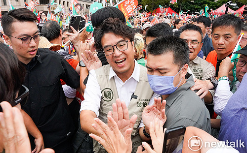 柯文哲酸「洋流」靠包裝操作 沈伯洋反邀加入：親自感受是真是假
