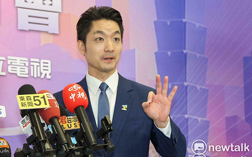 北市長辯論》別北市府徽章上陣！蔣萬安拍照先比OK　幕僚急喊「5號！」