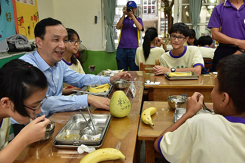 落實「4+1安心蔬菜計畫」 朱立倫和學生共進午餐