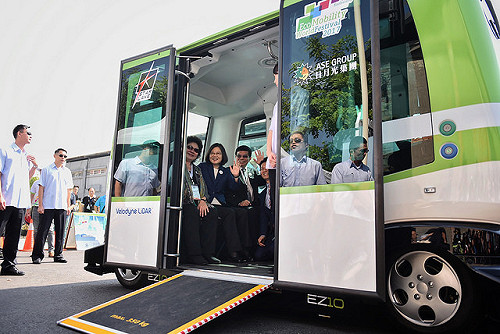 無人載具在台灣 唐鳳 : 可協助解決人類對AI的不信任