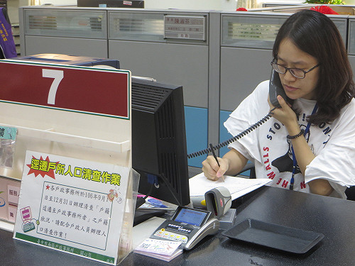 街友上戶政事務所「上班」 公僕助重生