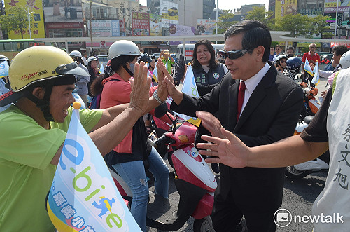 嘉義車站站前廣場落成啟用  Ｅ-bike首發上路