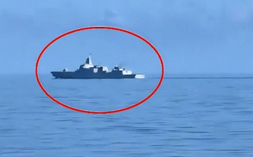 突破一般作戰安全界線! 傳中055驅逐艦「貼臉」同行美航母 專家憂恐擦槍走火