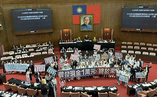 韓國瑜敲槌！普發1萬元預算三讀過了、1個月內開始發放