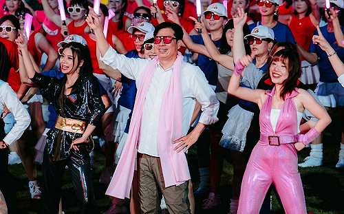 高雄眷村文化節千人DISCO登場   陳其邁披粉紅圍巾致敬劉文正