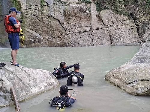 偕友遊嘉義青雲瀑布　22歲男滑落深潭救起送醫不治