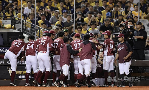 中職總冠軍賽兄弟打線熄火  桃猿投打發揮2連勝